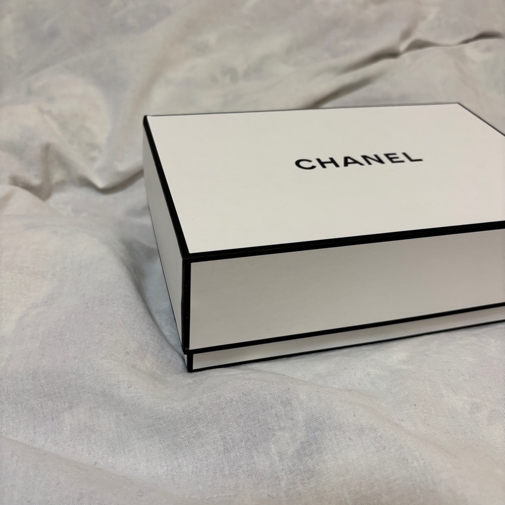 CHANEL Black & White Empty Signature Gift Box 9” X 6” x 3" EMPTY BOX - Picture 3 of 10